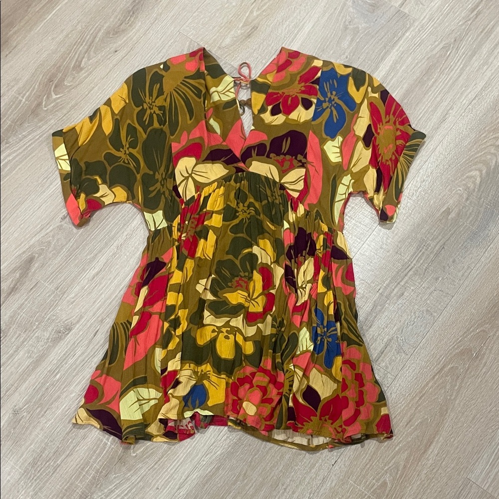 O’Neill Hawaiian floral, print Tie-Back Short Sleeve dress in Multicolor